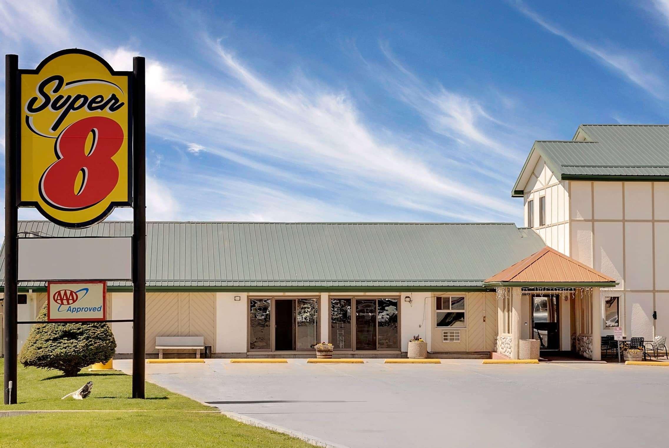 Super 8 By Wyndham Cut Bank Motel Exterior photo